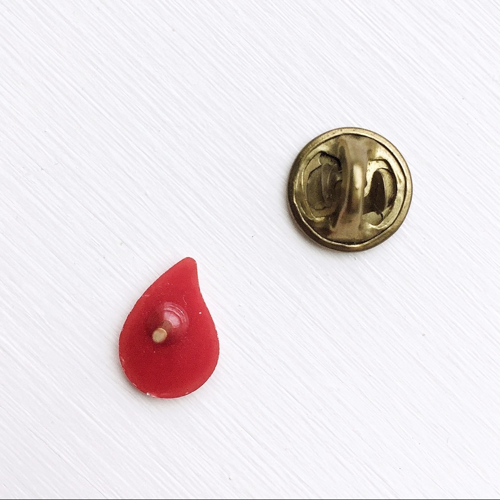 💚10/$10💚GUC Blood Drop Brooch Badge - Picture 5 of 5